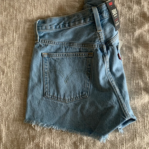 LEVIS High Rise 501 Short. Size 27. - Picture 3 of 4